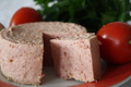 Schinkenwurst aus der Dose genommen und angeschnitten