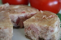 Weiße Presswurst aus der Dose genommen und angeschnitten
