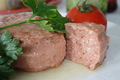 Bierwurst aus der Dose genommen und angeschnitten