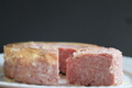 grobe Bauernwurst aus der Dose genommen und angeschnitten